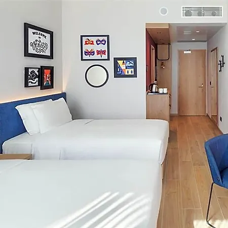 Hampton By Hilton Isola Nuova Hotel