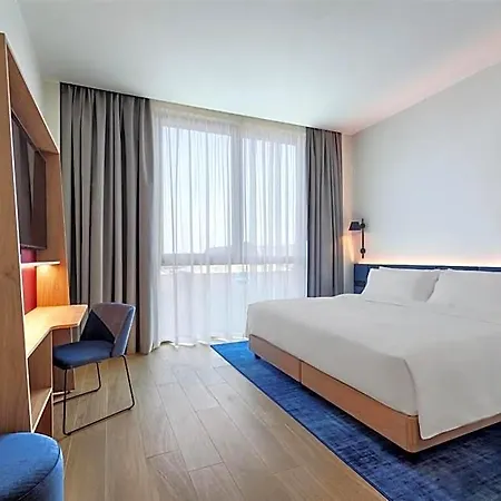 Hampton By Hilton Isola Nuova Otel