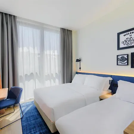 Отель Hampton By Hilton Isola Nuova 3*