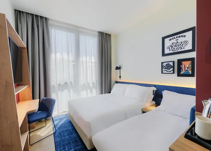 Hotel Hampton By Hilton Isola Nuova 3*